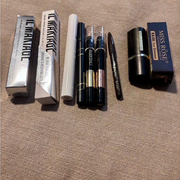 Lot of eyeliner - Picture 1 of 7